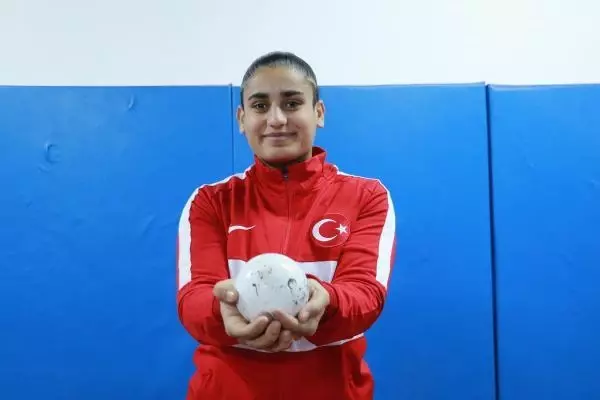 Depremden kurtulup dünya şampiyonu olan Eda'nın hedefi olimpiyat altını Depremden kurtulup dünya şampiyonu olan Eda'nın hedefi olimpiyat altını
