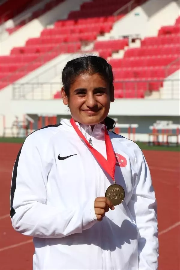 Depremden kurtulup dünya şampiyonu olan Eda'nın hedefi olimpiyat altını Depremden kurtulup dünya şampiyonu olan Eda'nın hedefi olimpiyat altını