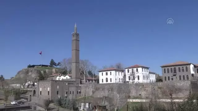 Diyarbakır'ın tarihi mekanlarında sokağa çıkma kısıtlamasında sessizlik hakim Diyarbakır'ın tarihi mekanlarında sokağa çıkma kısıtlamasında sessizlik hakim