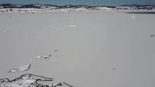 (DRONE) Ladik Gölü'nün yüzeyi buzla kaplandı (DRONE) Ladik Gölü'nün yüzeyi buzla kaplandı