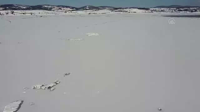 (DRONE) Ladik Gölü'nün yüzeyi buzla kaplandı (DRONE) Ladik Gölü'nün yüzeyi buzla kaplandı
