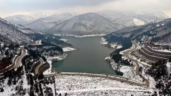 Dronla görüntülenen Nilüfer Barajı'ndaki doluluk yüzleri güldürdü Dronla görüntülenen Nilüfer Barajı'ndaki doluluk yüzleri güldürdü