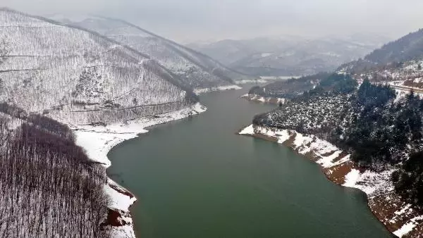 Dronla görüntülenen Nilüfer Barajı'ndaki doluluk yüzleri güldürdü Dronla görüntülenen Nilüfer Barajı'ndaki doluluk yüzleri güldürdü