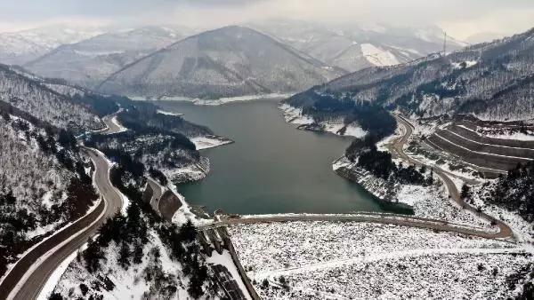 Dronla görüntülenen Nilüfer Barajı'ndaki doluluk yüzleri güldürdü Dronla görüntülenen Nilüfer Barajı'ndaki doluluk yüzleri güldürdü
