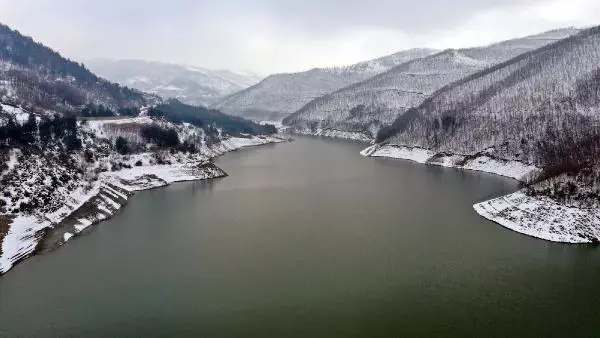 Dronla görüntülenen Nilüfer Barajı'ndaki doluluk yüzleri güldürdü Dronla görüntülenen Nilüfer Barajı'ndaki doluluk yüzleri güldürdü