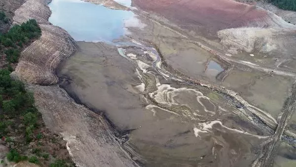 Dronla görüntülenen Nilüfer Barajı'ndaki doluluk yüzleri güldürdü Dronla görüntülenen Nilüfer Barajı'ndaki doluluk yüzleri güldürdü