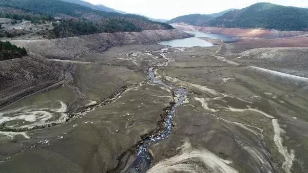 Dronla görüntülenen Nilüfer Barajı'ndaki doluluk yüzleri güldürdü Dronla görüntülenen Nilüfer Barajı'ndaki doluluk yüzleri güldürdü
