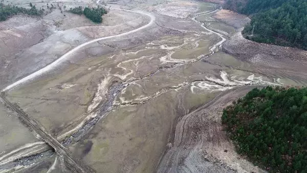 Dronla görüntülenen Nilüfer Barajı'ndaki doluluk yüzleri güldürdü Dronla görüntülenen Nilüfer Barajı'ndaki doluluk yüzleri güldürdü
