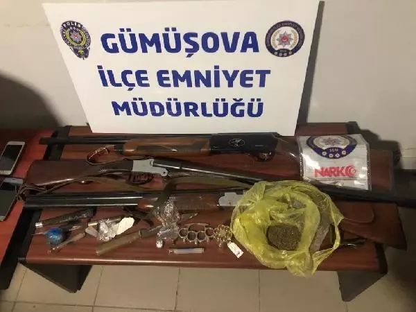 Düzce'de tüfek ve uyuşturucuyla yakalanan 4 şüpheliye gözaltı Düzce'de tüfek ve uyuşturucuyla yakalanan 4 şüpheliye gözaltı