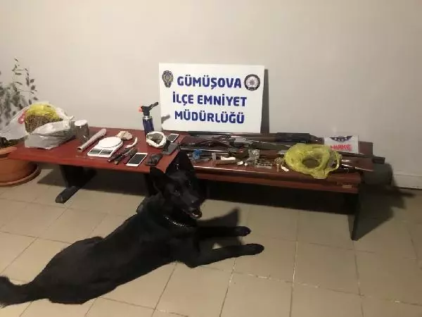 Düzce'de tüfek ve uyuşturucuyla yakalanan 4 şüpheliye gözaltı Düzce'de tüfek ve uyuşturucuyla yakalanan 4 şüpheliye gözaltı