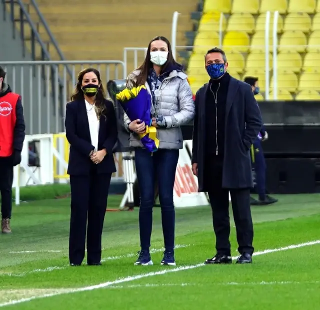 Eda Erdem'e plaket verildi Eda Erdem'e plaket verildi