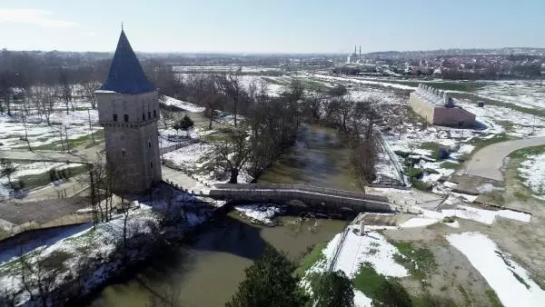 Edirne'de Fatih Köprüsü'nü eriyen kar suları tehdit ediyor Edirne'de Fatih Köprüsü'nü eriyen kar suları tehdit ediyor