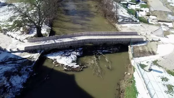 Edirne'de Fatih Köprüsü'nü eriyen kar suları tehdit ediyor Edirne'de Fatih Köprüsü'nü eriyen kar suları tehdit ediyor