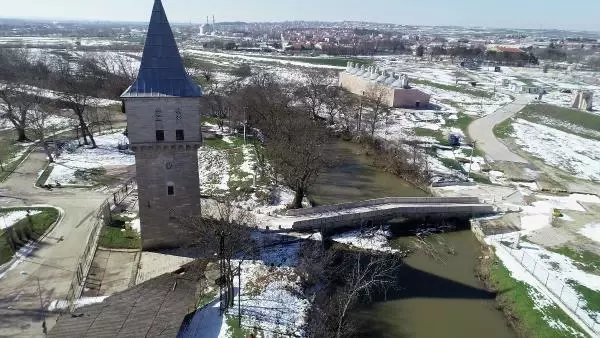 Edirne'de Fatih Köprüsü'nü eriyen kar suları tehdit ediyor Edirne'de Fatih Köprüsü'nü eriyen kar suları tehdit ediyor