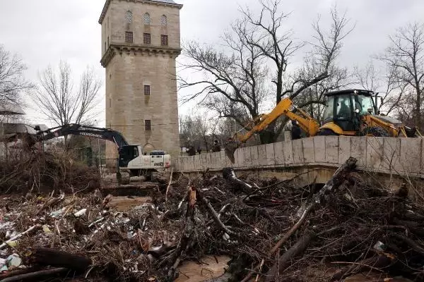 Edirne'de Fatih Köprüsü'nü eriyen kar suları tehdit ediyor(2) Edirne'de Fatih Köprüsü'nü eriyen kar suları tehdit ediyor(2)