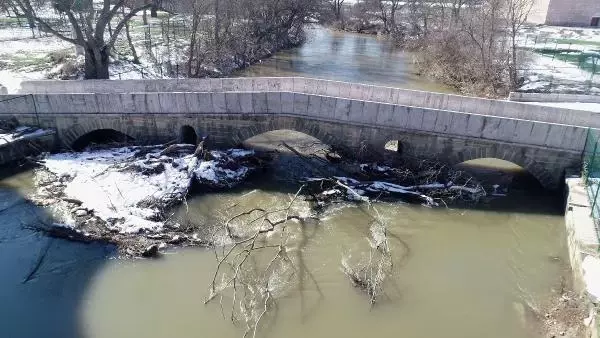 Edirne'de Fatih Köprüsü'nü eriyen kar suları tehdit ediyor Edirne'de Fatih Köprüsü'nü eriyen kar suları tehdit ediyor