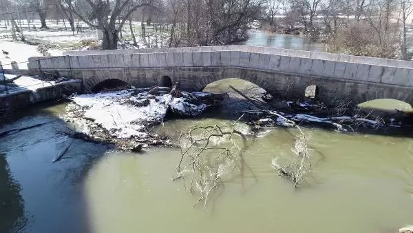 Edirne'de Fatih Köprüsü'nü eriyen kar suları tehdit ediyor Edirne'de Fatih Köprüsü'nü eriyen kar suları tehdit ediyor