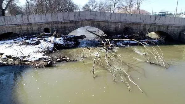 Edirne'de Fatih Köprüsü'nü eriyen kar suları tehdit ediyor Edirne'de Fatih Köprüsü'nü eriyen kar suları tehdit ediyor