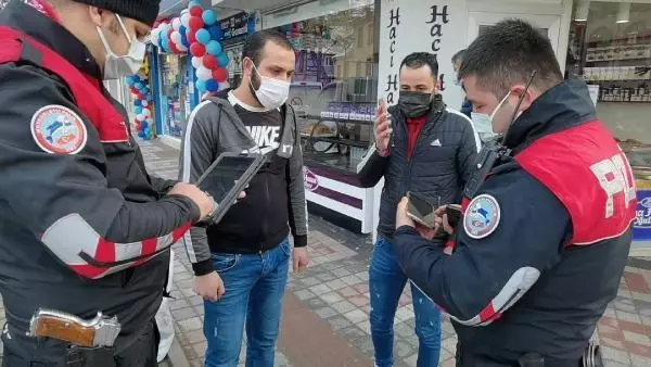 'Ekmek alma' bahanesiyle kısıtlamayı ihlal eden 3 kişiye ceza 'Ekmek alma' bahanesiyle kısıtlamayı ihlal eden 3 kişiye ceza