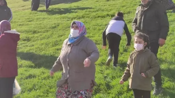 Köpeğin peşinden koşan çocuğa otomobil çarptı Köpeğin peşinden koşan çocuğa otomobil çarptı