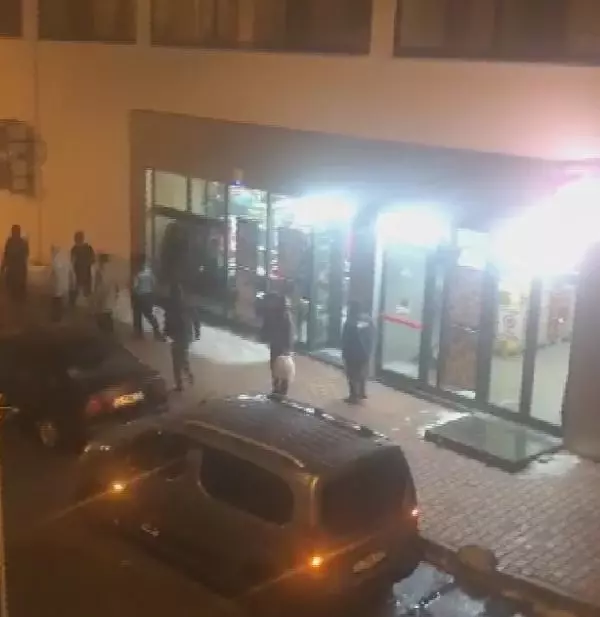 Esenyurt'taki Afganistanlı cinayetinde yeni görüntüler: Katil zanlısının çatıda yakalandığı anlar kamerada Esenyurt'taki Afganistanlı cinayetinde yeni görüntüler: Katil zanlısının çatıda yakalandığı anlar kamerada