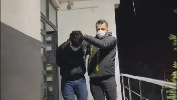 Esenyurt'taki Afganistanlı cinayetinde yeni görüntüler: Katil zanlısının çatıda yakalandığı anlar kamerada Esenyurt'taki Afganistanlı cinayetinde yeni görüntüler: Katil zanlısının çatıda yakalandığı anlar kamerada