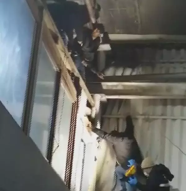 Esenyurt'taki Afganistanlı cinayetinde yeni görüntüler: Katil zanlısının çatıda yakalandığı anlar kamerada Esenyurt'taki Afganistanlı cinayetinde yeni görüntüler: Katil zanlısının çatıda yakalandığı anlar kamerada