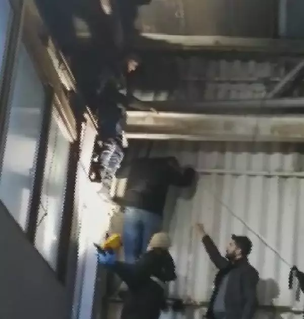 Esenyurt'taki Afganistanlı cinayetinde yeni görüntüler: Katil zanlısının çatıda yakalandığı anlar kamerada Esenyurt'taki Afganistanlı cinayetinde yeni görüntüler: Katil zanlısının çatıda yakalandığı anlar kamerada