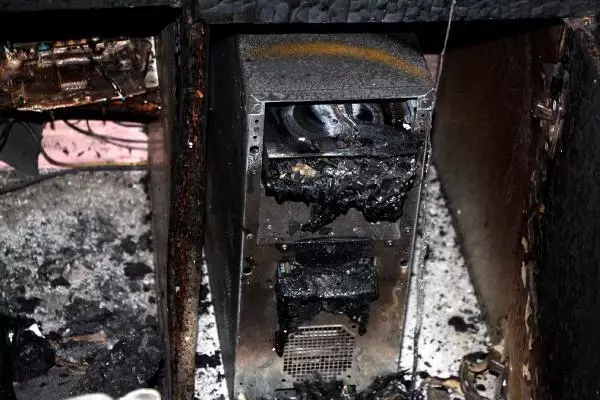 Evi ve eşyası yangında kül olan aile yardım bekliyor Evi ve eşyası yangında kül olan aile yardım bekliyor