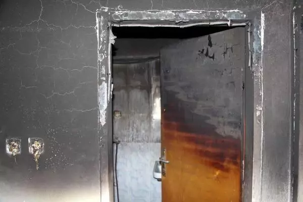 Evi ve eşyası yangında kül olan aile yardım bekliyor Evi ve eşyası yangında kül olan aile yardım bekliyor