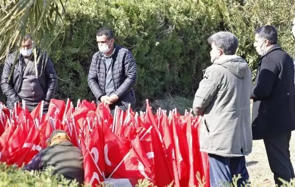 Evlat nöbetindeki ailelerden Gara şehidi Vedat Kaya'nın kabrine ziyaret Evlat nöbetindeki ailelerden Gara şehidi Vedat Kaya'nın kabrine ziyaret