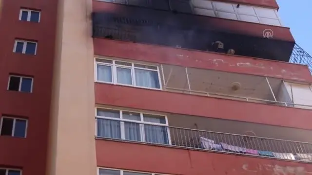Evlerinde çıkan yangını söndürmeye çalışan anne ile iki çocuğu dumandan etkilendi Evlerinde çıkan yangını söndürmeye çalışan anne ile iki çocuğu dumandan etkilendi