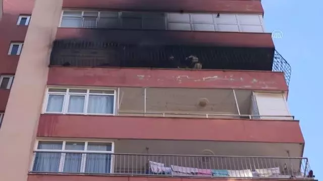 Evlerinde çıkan yangını söndürmeye çalışan anne ile iki çocuğu dumandan etkilendi Evlerinde çıkan yangını söndürmeye çalışan anne ile iki çocuğu dumandan etkilendi