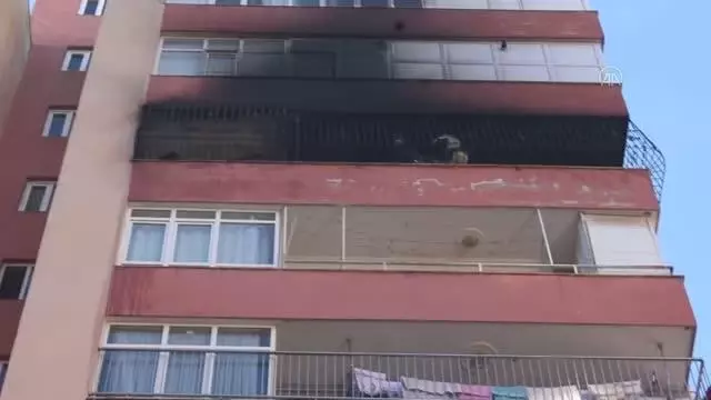 Evlerinde çıkan yangını söndürmeye çalışan anne ile iki çocuğu dumandan etkilendi Evlerinde çıkan yangını söndürmeye çalışan anne ile iki çocuğu dumandan etkilendi