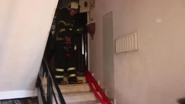 Evlerinde çıkan yangını söndürmeye çalışan anne ile iki çocuğu dumandan etkilendi Evlerinde çıkan yangını söndürmeye çalışan anne ile iki çocuğu dumandan etkilendi