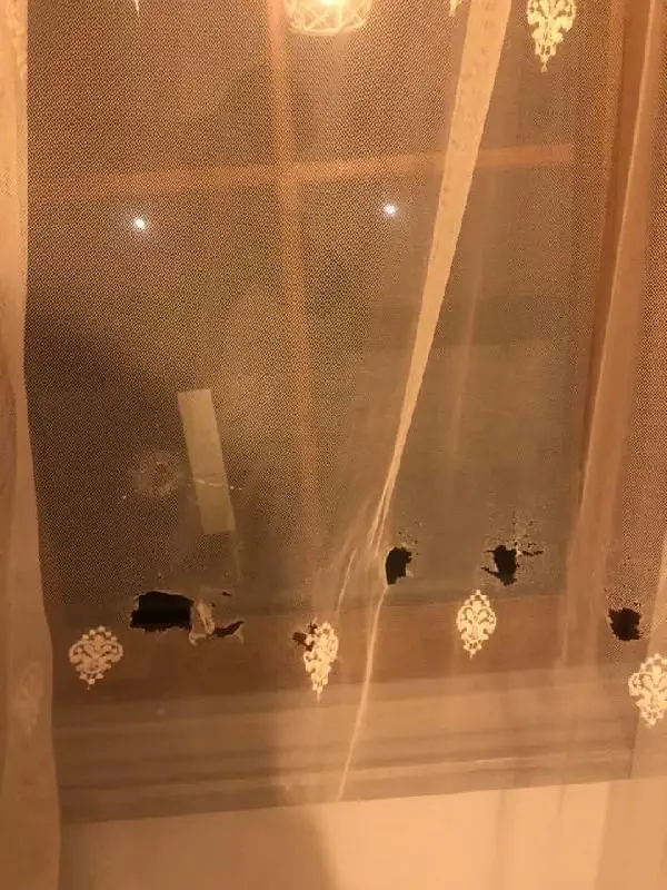 Ezine Belediye Başkanının evinin kurşunlanması olayında 1 şüpheli gözaltında Ezine Belediye Başkanının evinin kurşunlanması olayında 1 şüpheli gözaltında