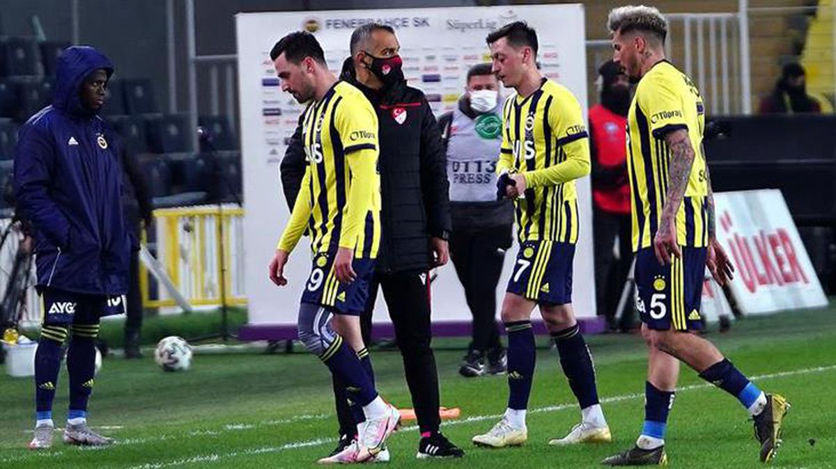 Fenerbahçe'de Thiam ve Caner oyundan çıkarılmalarına tepki gösterdi