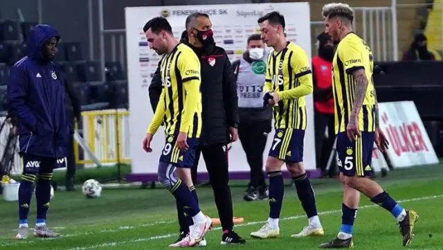 In Fenerbahçe, Thiam and Caner reacted to their removal from the game