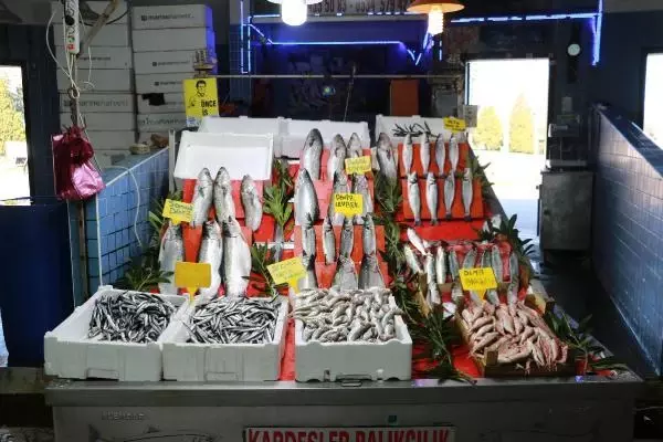 Fırtına çıkınca, tezgahlarda balık bolluğu azaldı Fırtına çıkınca, tezgahlarda balık bolluğu azaldı