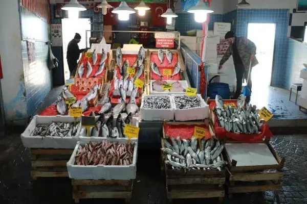 Fırtına çıkınca, tezgahlarda balık bolluğu azaldı Fırtına çıkınca, tezgahlarda balık bolluğu azaldı