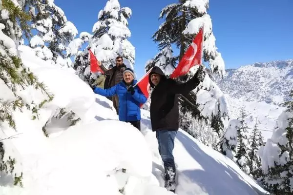 Gara şehitleri anısına Kayranlı Dağı'nın zirvesine tırmandılar Gara şehitleri anısına Kayranlı Dağı'nın zirvesine tırmandılar