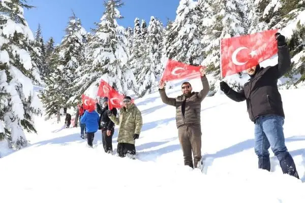 Gara şehitleri anısına Kayranlı Dağı'nın zirvesine tırmandılar Gara şehitleri anısına Kayranlı Dağı'nın zirvesine tırmandılar