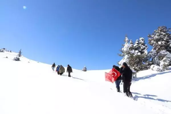 Gara şehitleri anısına Kayranlı Dağı'nın zirvesine tırmandılar Gara şehitleri anısına Kayranlı Dağı'nın zirvesine tırmandılar