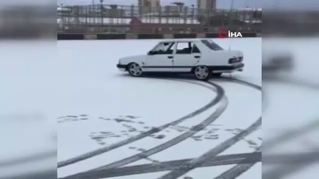 Geliştirdiği sistemle koca arabayla oyuncak gibi oynadı.. Şaşkına çeviren sürücüsüz drift Geliştirdiği sistemle koca arabayla oyuncak gibi oynadı.. Şaşkına çeviren sürücüsüz drift