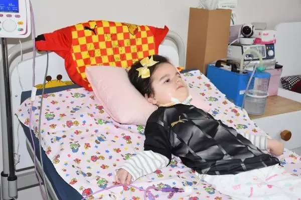 Göztepeli taraftarlar SMA'lı Duru için meşale yaktı Göztepeli taraftarlar SMA'lı Duru için meşale yaktı