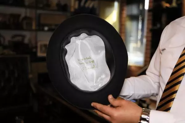 Hacze gittiğinde bulduğu Süleyman Demirel şapkasına yıllardır gözü gibi bakıyor Hacze gittiğinde bulduğu Süleyman Demirel şapkasına yıllardır gözü gibi bakıyor