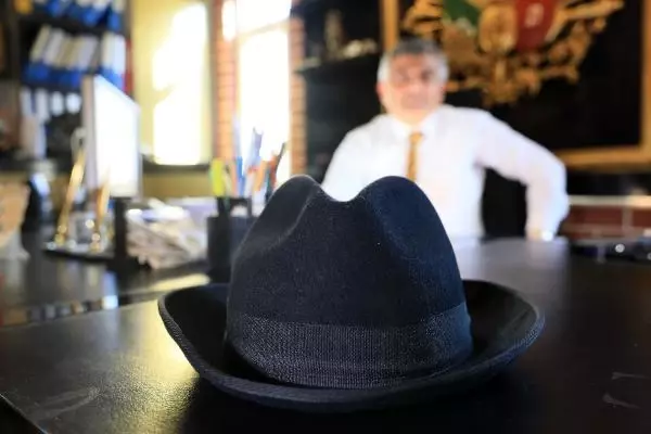 Hacze gittiğinde bulduğu Süleyman Demirel şapkasına yıllardır gözü gibi bakıyor Hacze gittiğinde bulduğu Süleyman Demirel şapkasına yıllardır gözü gibi bakıyor