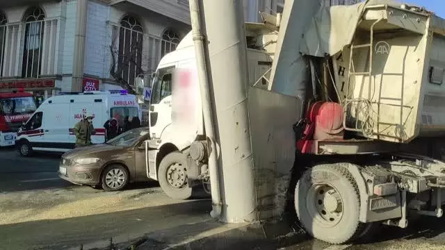 Haramidere'deki trafik kazasında 2 kişi hafif yaralandı Haramidere'deki trafik kazasında 2 kişi hafif yaralandı