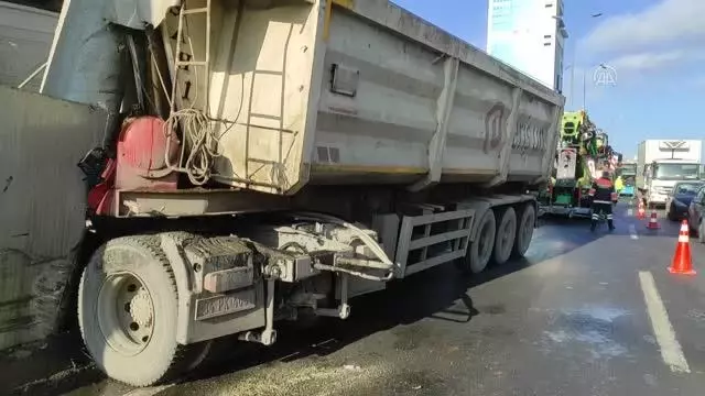 Haramidere'deki trafik kazasında 2 kişi hafif yaralandı Haramidere'deki trafik kazasında 2 kişi hafif yaralandı