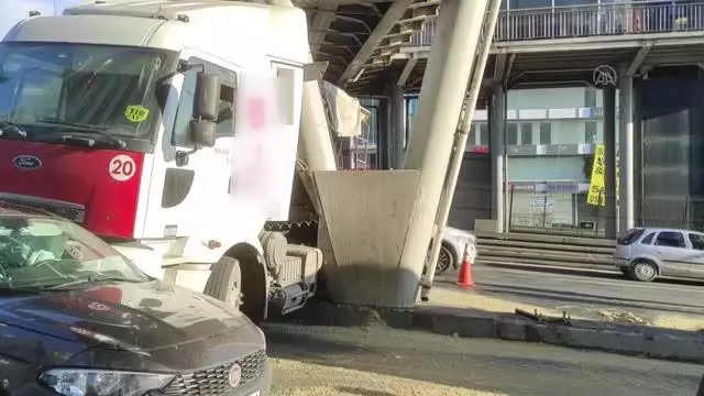 Haramidere'deki trafik kazasında 2 kişi hafif yaralandı Haramidere'deki trafik kazasında 2 kişi hafif yaralandı
